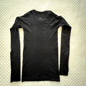 Lululemon long sleeve size 4, color is navy blue